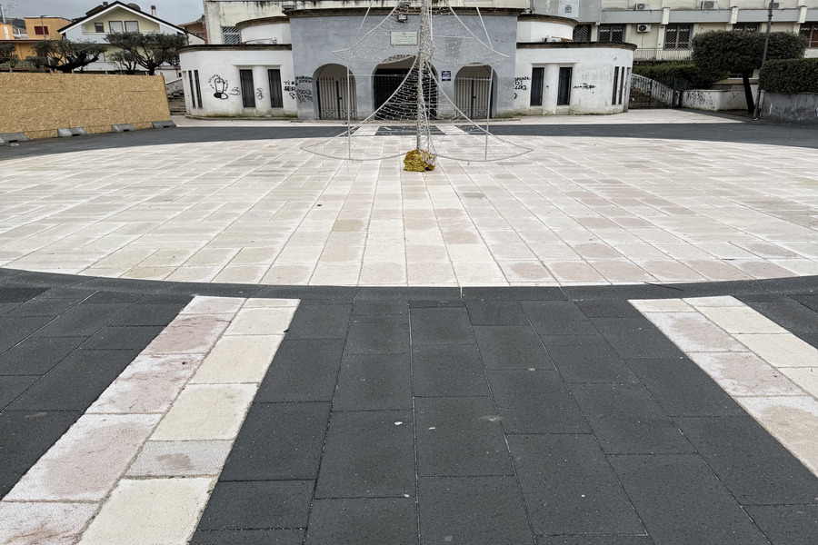 Piazza urbana pavimentata con pietra lavica dell’Etna e pietra bianca bocciardata
