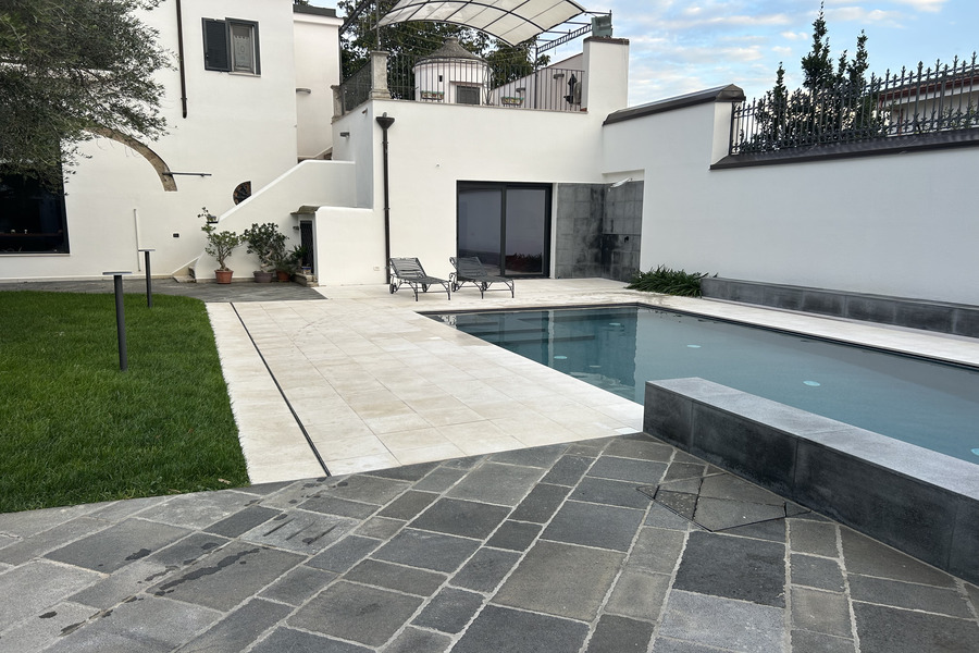 Pavimenti in pietra naturale per piscine