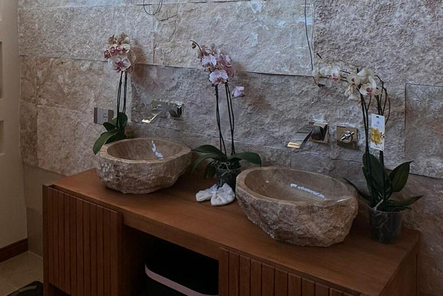 Rivestimento bagno realizzato in pietra naturale per pareti e superfici verticali