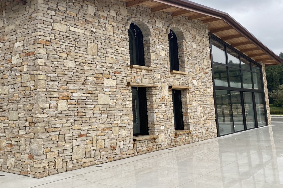 Rivestimento in pietra naturale applicato su pareti architettoniche per interni ed esterni