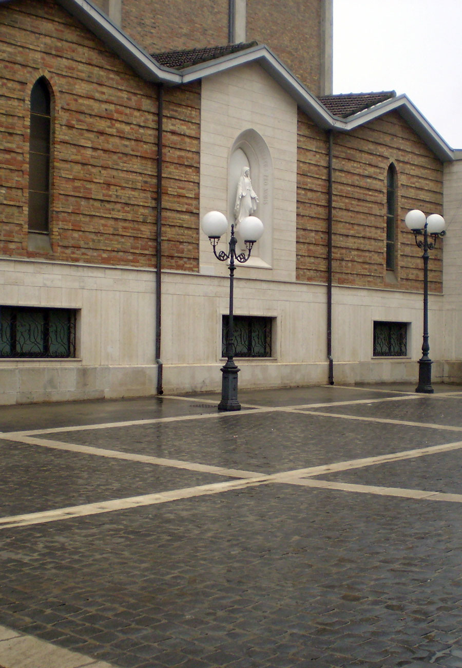 PAVIMENTAZIONE E COMPLEMENTI - Dal 1987, City Stone distribuisce pietre naturali italiane ed estere. Ampia scelta, consulenza tecnica e due sedi strategiche per soddisfare ogni esigenza.