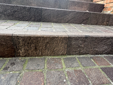 Cigli in porfido per delimitazione di marciapiedi e aree pedonali in ambito urbano.