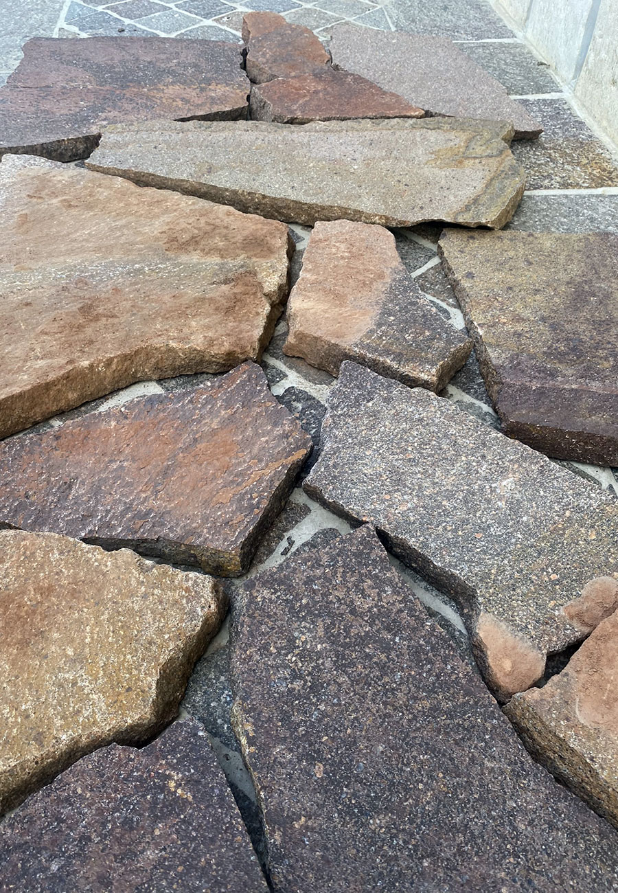 Opera incerta in porfido naturale con posa irregolare per spazi urbani.